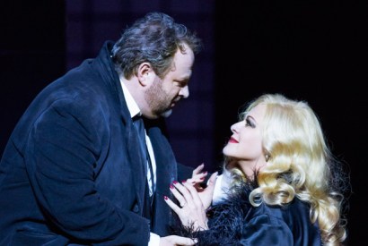 Gwyn Hughes Jones as des Grieux with Chiara Taigi as Manon
